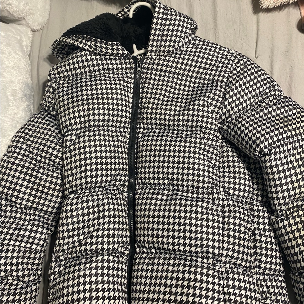 Fur checkered, black and white forever 21 puffer hoodie. Worn once.